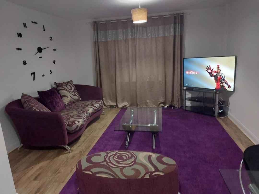 Superb 2 Bedroom Flat, Sleeps 6 Apartment