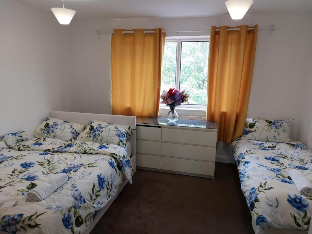 Superb 2 Bedroom Flat, Sleeps 6 * Croydon