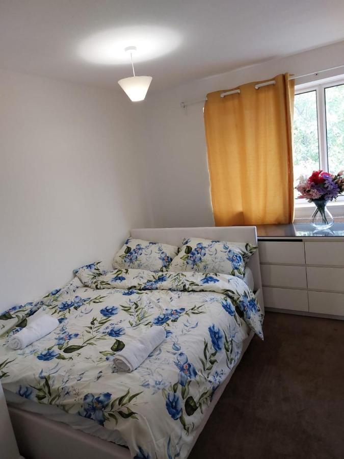 Superb 2 Bedroom Flat, Sleeps 6 * Croydon