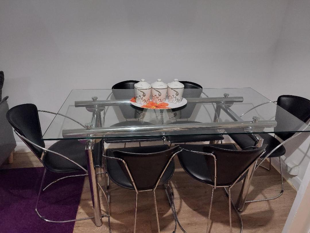 Superb 2 Bedroom Flat, Sleeps 6 Apartment Croydon