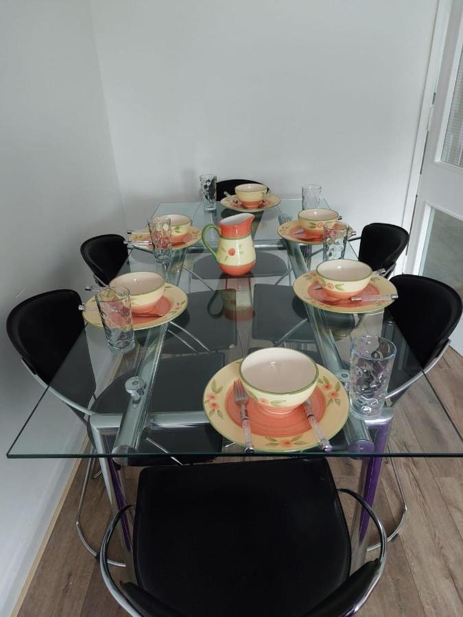 Superb 2 Bedroom Flat, Sleeps 6 Apartment *